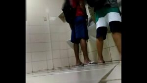 Video gay banheiro público assustado com o tamanho