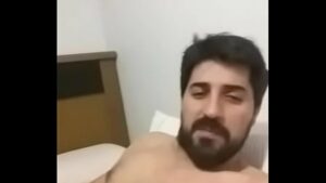 Video gay com homem peludo e barbudo