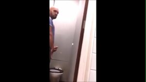 Video gay comendo o gay no banheiro publico search