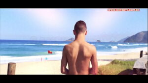 Video gay de coroa com seios dando o rabo