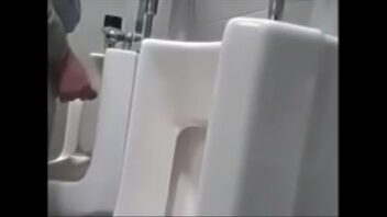 Video gay hetero oferecendo a rola no banheirao