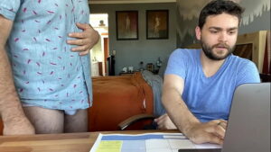 Video gay mae enfia dedo cu filho