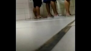 Video gay mamando no banheiro publico