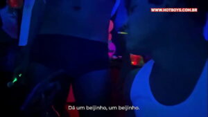 Video gay orgia na piscina brasileiros