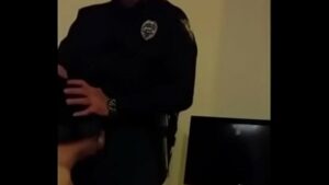 Video gay policial comendo a forca