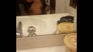 Video gay punheta no banheiro