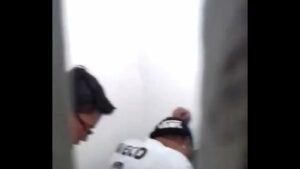 Video gay torcedor palmeirense chupando corinthiano no banheiro