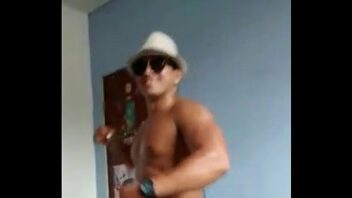 Video homem forte gay dançando