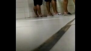 Video pegaçao no banheiro gay 2017