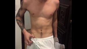 Vídeo porno brasileiro gay pegando pau macho