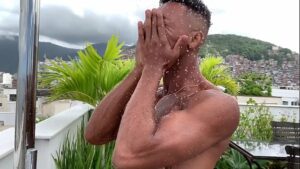 Video porno gay brasileiro de homens na cachoeira e rio