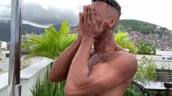 Video porno gay brasileiro de homens na cachoeira e rio