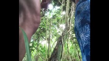 Vídeo pornô gay com homem virgem sendo comeuda no mato