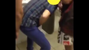 Video porno gay espiando banheiro
