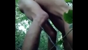 Video porno gay homem mijando no mato em grupo xnxx
