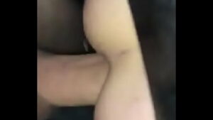 Video porno gay mijando em outro homem no banheiro