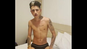 Video porno gay novinho usando peito de mulher