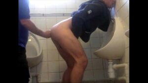 Vídeo sexo gay no banheiro público sujo