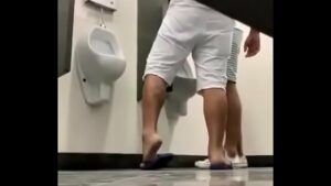 Videos de flagra porno gay no banheiro