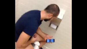 Videos de sexo gay no banheiro flagra