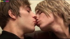 Videos gay comcoroas beijando