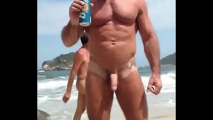 Vídeos gay de homens de sunga vermelha na praia