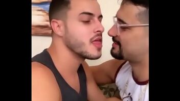 Videos pornos brasileiros gays beijo grego