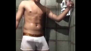 X videis novinhos gays youtuber no banho