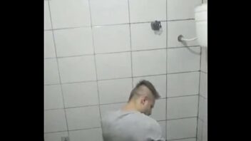 X video gay pego desprevinido no banheiro