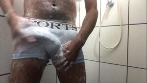Xvideo gay banho de cueca