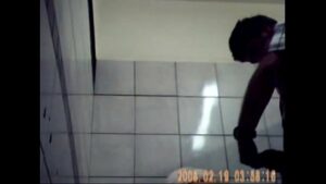 Xvideo gay chupando o negão no banheiro