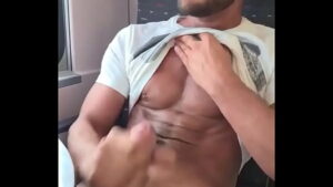 Xvideos gay batendo punheta no trem