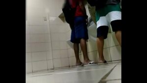 Xvideos gay brasileiro pegação no banheiro público