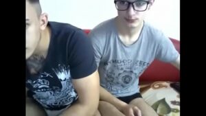 Xvideos gay chupando o amigo hetero jogando videogame