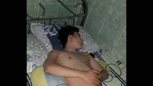 Xvideos gay dad fingindo dormir