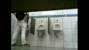 Xvideos gays pegaçaos em banheiros publico antigos
