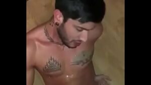 Xvideos homem escarrando na cara de gay