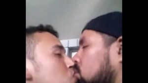 Yong gay kiss