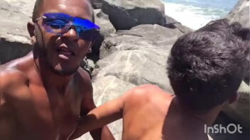 Amigos na praia de nudismo fudendo gay amador