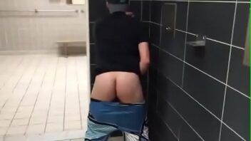 Arrombando cu no banheiro sexo gay