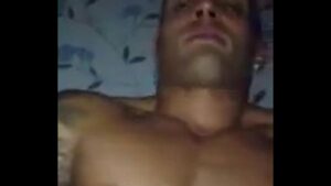 Ator porno gay tatuado e musculoso