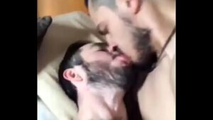Balada gay beijo triplo