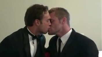 Baro gay kiss