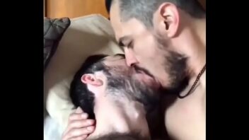 Beijo gay sombra
