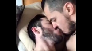 Beijo quente gay soldado