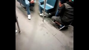 Boy gay tomando peitinho no metrô