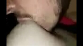 Chupando mamilos grandes de gay gordo
