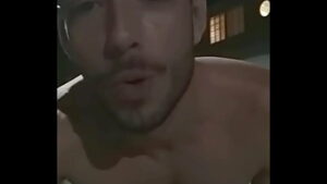 Chupando o pal grosso na rua porno gay