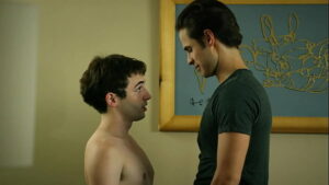 Dois homens e meio 2 temporada episodio gay