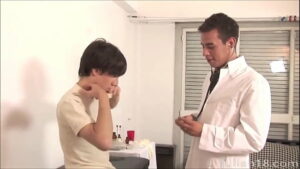 Doutor gay comendo paciente